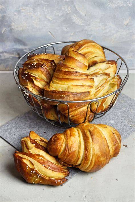 Herzhafte Croissant-Variationen und Laugenecken