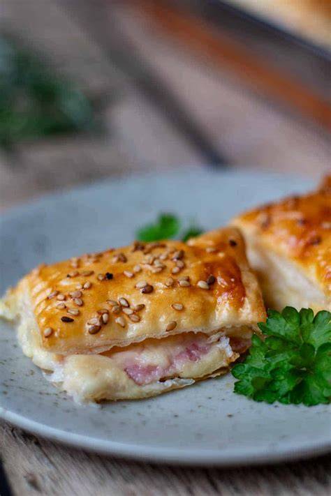 Herzhafte Croissant-Zubereitung mit Schinken und Käse