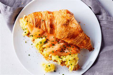 Herzhafte Croissants: Burrata, Serrano, Brie und Rührei