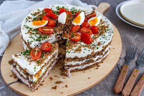 Herzhafte Frischkäsetorte mit Pumpernickel-Boden