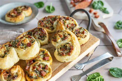 Herzhafte Hörnchenwaffeln als Fingerfood mit Dips und Salatbeilage