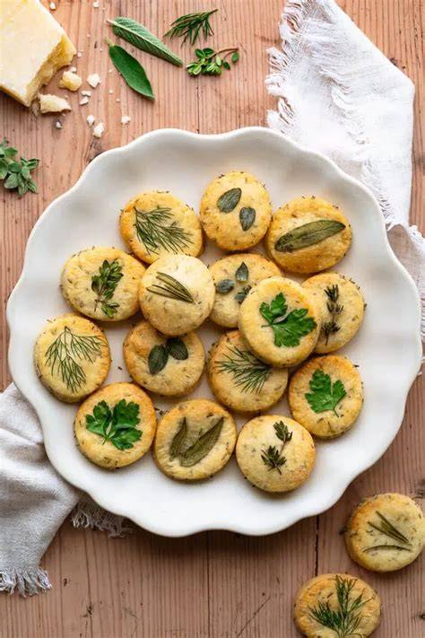 Herzhafte Käse-Hasenkekse mit Kräutern und Parmesan