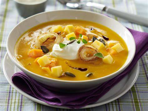 Herzhafte Kürbissuppe mit Apfelgarnitur