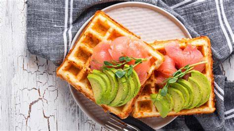 Herzhafte Kartoffelwaffeln mit Lachs