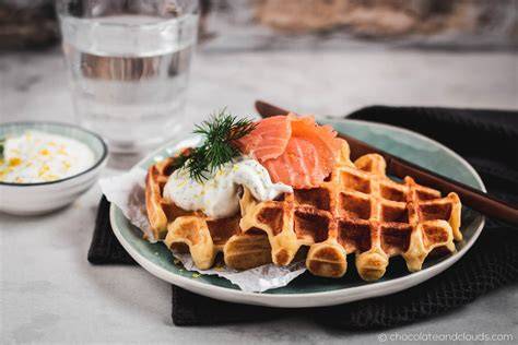 Herzhafte Kartoffelwaffeln mit Lachs und Dill