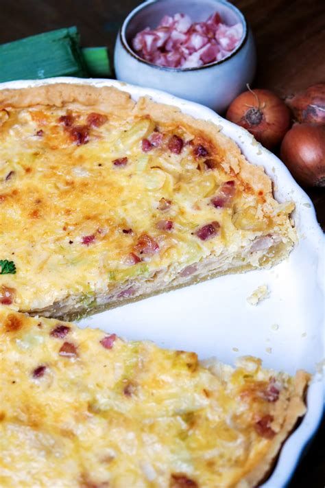 Herzhafte Klassiker: Zwiebelkuchen, Quiche Lorraine und Flammkuchen auf einem Tisch