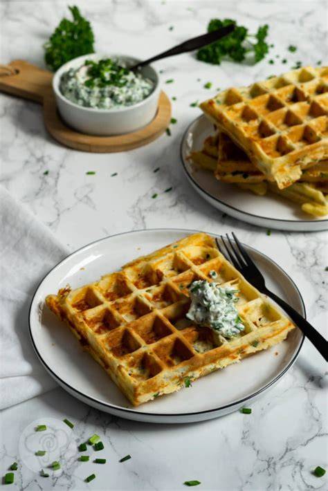Herzhafte Kräuter- und Käsewaffeln als Snack und Beilage