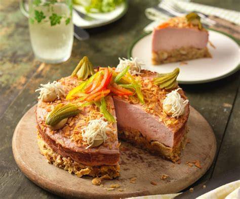 Herzhafte Leberkäse-Torte mit Laugenbrezelboden und Röstzwiebel-Topping