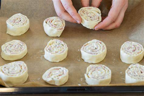 Herzhafte Mini-Croissants: Schritt für Schritt mit Käse und Schinken