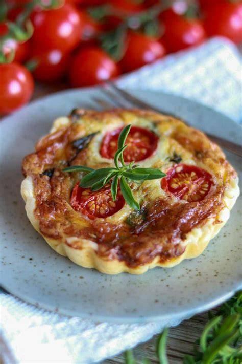 Herzhafte Mini-Tartelettes mit Tomaten