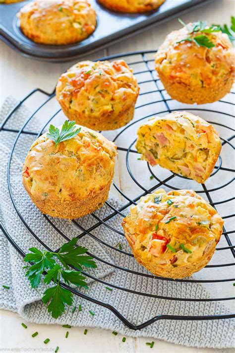 Herzhafte Muffins mit Gemüse und Käse