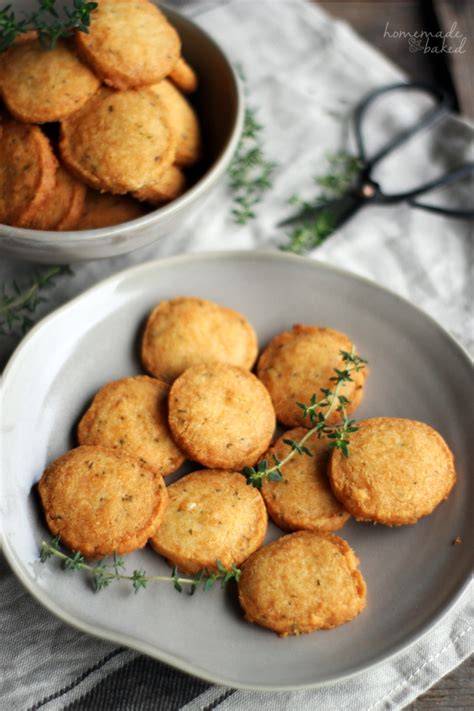 Herzhafte Parmesan Kekse auf einem Servierteller