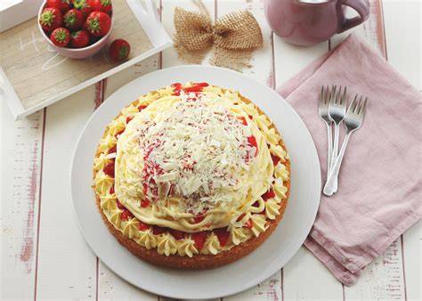 Herzhafte Spaghetti Torte mit Hackfleischfüllung und Tomatenscheiben dekoriert