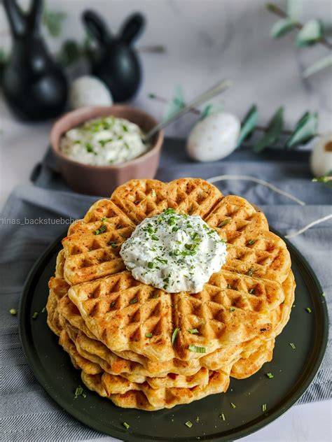 Herzhafte Tomaten-Waffeln mit Dip