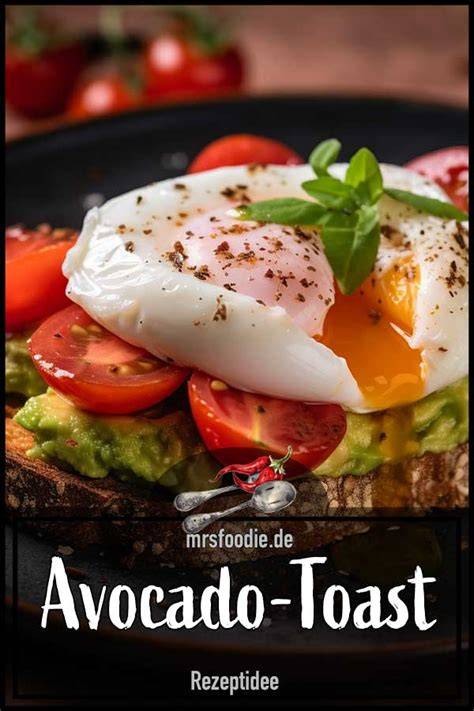 Herzhafte Waffel mit Avocadoscheiben, pochiertem Ei und Tomaten