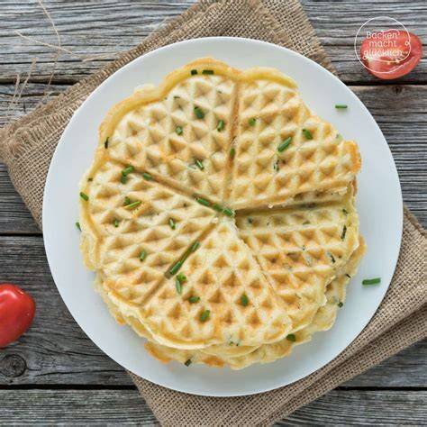 Herzhafte Waffel mit Käsefüllung und Salatbeilage
