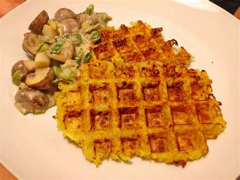 Herzhafte Waffeln mit Käse, Falafel und Kartoffelpuffer aus dem Waffeleisen