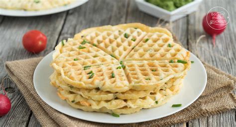 Herzhafte Waffeln mit Käse und Kräutern