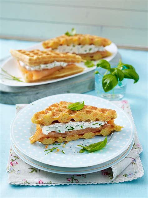 Herzhafte Waffeln mit Kräuterfrischkäse und frischer Dekoration