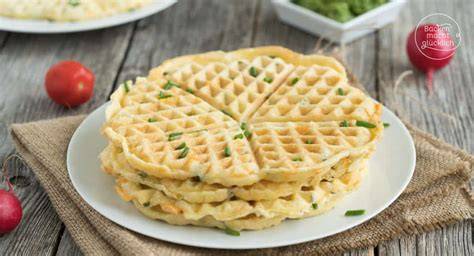 Herzhafte Waffeln mit Kräutern und Dip