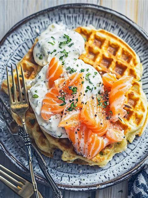 Herzhafte Waffeln mit Lachs und Kräutern