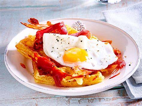 Herzhafte Waffeln mit Speck und Spiegelei