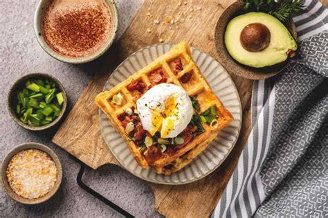 Herzhafte Waffeln mit Speck und pochiertem Ei