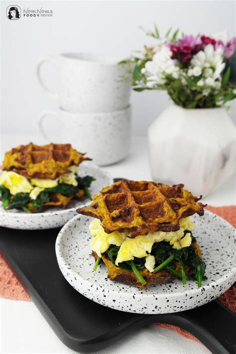 Herzhafte Waffeln mit Spinat, Tomaten und pochiertem Ei