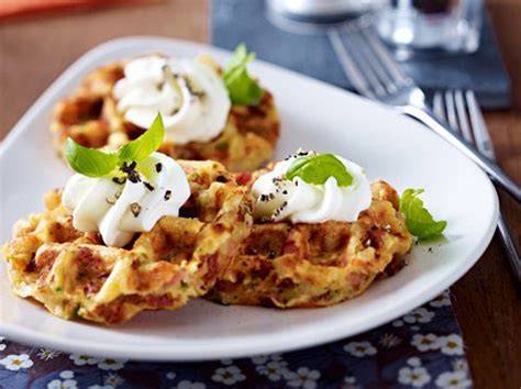 Herzhafte Waffeln mit Toppings: Speck, Tomaten, Lachs