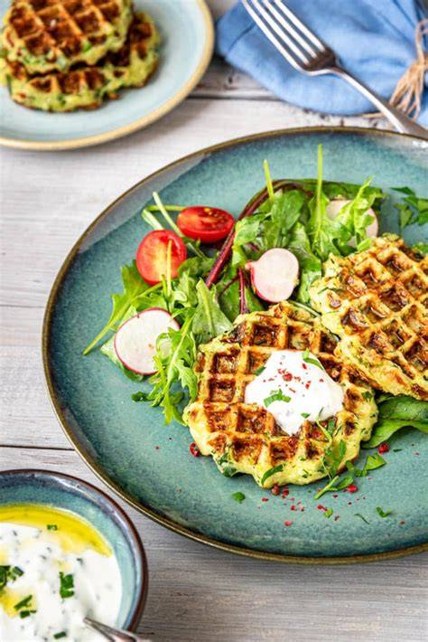 Herzhafte Zucchini-Möhren-Waffeln auf einem Teller mit Kräuter-Dip