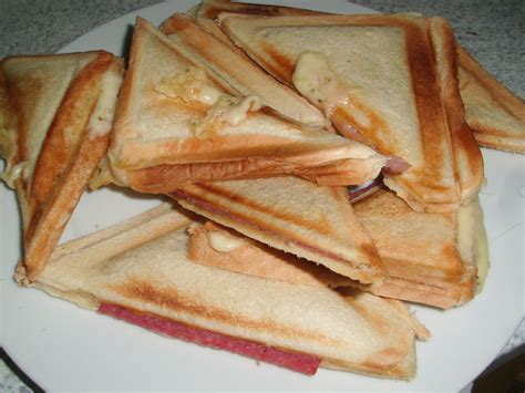 Herzhafte mediterrane Sandwiches frisch aus dem Sandwichmaker