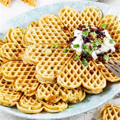 Herzhafte rote Linsen Waffeln mit frischen Toppings