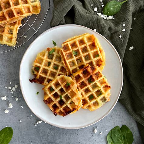 Herzhafte und süße gefüllte Waffeln auf Teller, dekoriert