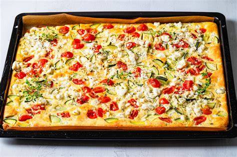 Herzhafter Kartoffelblechkuchen mit Gemüse und Landjäger: Backblech-Ansicht