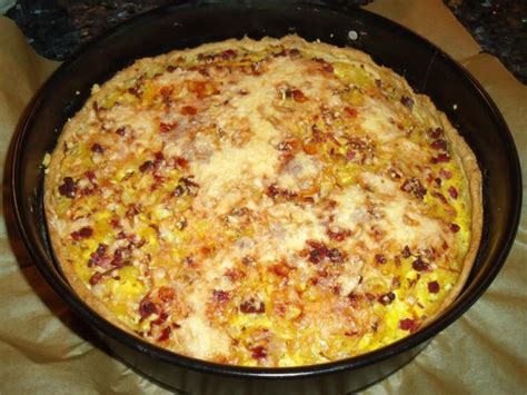 Herzhafter Kartoffelkuchen: Schichten, Speckwürfel und Kümmel