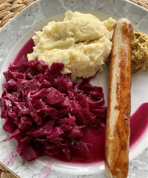 Herzhafter Kuchen mit Bratwurst, Rotkohl und Kartoffelpüree