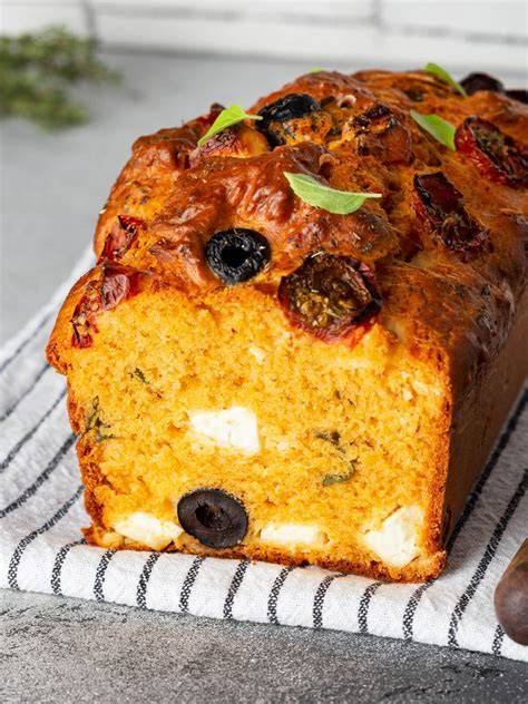 Herzhafter Rührkuchen mit Feta und Oliven