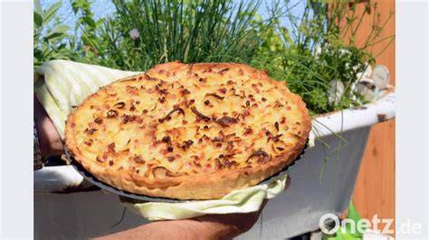 Herzhafter Zwiebelkuchen mit Wein im Hof einer Straußwirtschaft