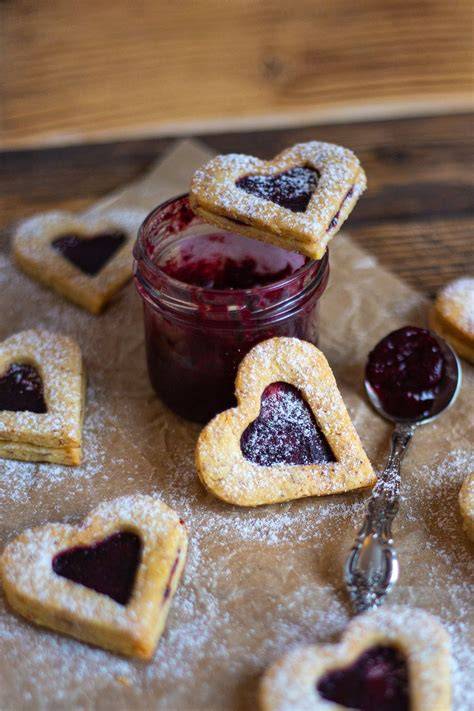 Herzkekse mit Himbeerglasur und Marmelade