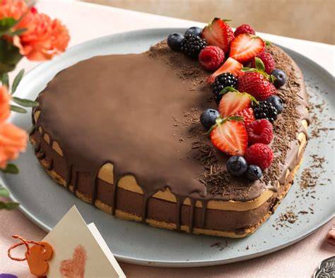 Herzkuchen aufgeschnitten mit Schokocreme-Füllung