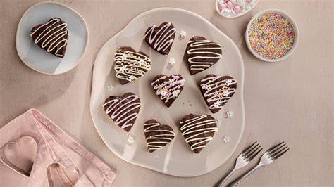 Herzkuchen im Kasten: Herzen in Reihe eingeschichtet