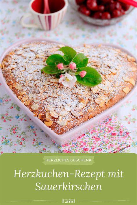Herzkuchen mit Kirschen und Mandelblättchen