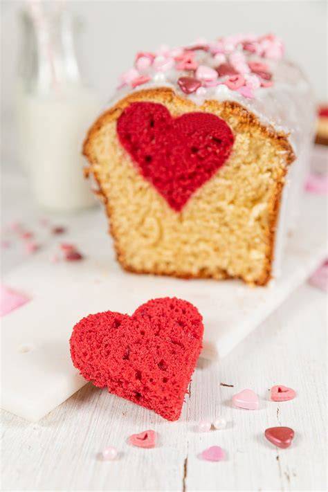 Herzkuchen mit rosa Überraschungsherz im Anschnitt