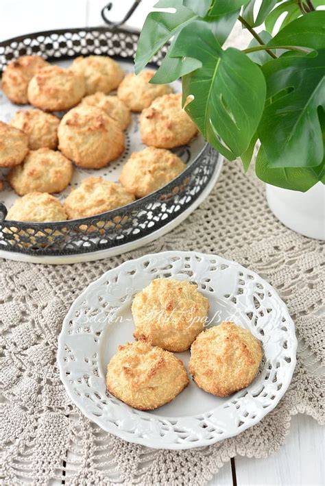 Herzpralinen aus gezuckerter Kondensmilch, Butterkeksen und Kokosraspeln