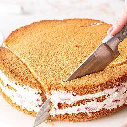 Herztorte schneiden