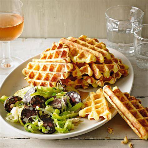 Herzwaffeleisen mit goldbraunen Kartoffelwaffeln