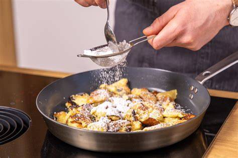 Herzwaffelkekse mit Puderzucker auf Rost