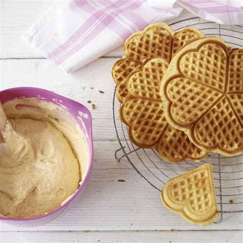 Herzwaffeln auf einem Kuchengitter