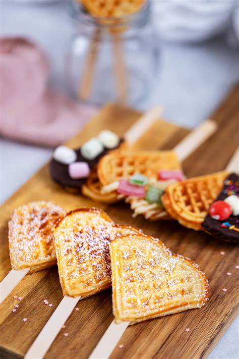 Herzwaffeln auf einem Kuchenrost