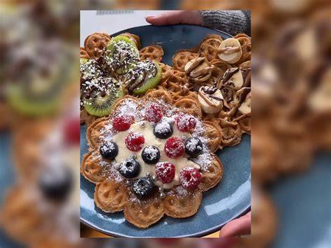 Herzwaffeln auf einer Etagere, Puderzucker, Sahne-Kirsch-Füllung